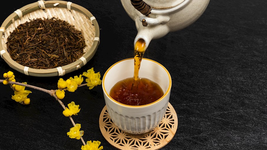 Hōjicha l&agrave; một loại tr&agrave; xanh rang của Nhật Bản. N&oacute; được l&agrave;m bằng tr&agrave; xanh bancha hoặc sencha được rang ở nhiệt độ cao. Trong qu&aacute; tr&igrave;nh rang, tr&agrave; đạt được m&agrave;u n&acirc;u đỏ đặc trưng. Hōjicha pha sẽ tạo ra một loại tr&agrave; n&acirc;u nhạt với hương vị ấm hơn một ch&uacute;t so với tr&agrave; xanh truyền thống.  Thay v&igrave; hương thơm đặc trưng của rau xanh v&agrave; thảo mộc, hōjicha thường c&oacute; hương vị rang gợi nhớ đến c&agrave; ph&ecirc;, ca cao v&agrave; caramel. Hương vị c&oacute; vị đất v&agrave; ngọt nhẹ, với hương rang thường kh&ocirc;ng qu&aacute; nồng. Hōjicha c&oacute; &iacute;t caffeine v&agrave; tannin hơn c&aacute;c loại tr&agrave; xanh kh&aacute;c. 