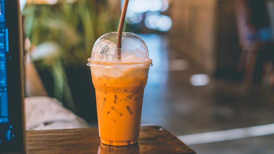 Tr&agrave; đ&aacute; Th&aacute;i đ&iacute;ch thực l&agrave; sự kết hợp của tr&agrave; đen đậm đặc, sữa đặc hoặc sữa c&ocirc; đặc, đường v&agrave; gia vị được phục vụ tr&ecirc;n đ&aacute; xay. Theo truyền thống, đồ uống n&agrave;y được l&agrave;m bằng tr&agrave; đen l&aacute; rời như c&aacute;c loại tr&agrave; Assam, Ceylon hoặc Keemun, trong khi c&aacute;c th&agrave;nh phần bổ sung thường bao gồm me nghiền, hồi hoặc bạch đậu khấu.  Tuy nhi&ecirc;n, cả phi&ecirc;n bản đường phố v&agrave; nh&agrave; h&agrave;ng ng&agrave;y nay thường kết hợp với hỗn hợp tr&agrave; đ&oacute;ng g&oacute;i sẵn c&oacute; chứa phẩm m&agrave;u thực phẩm, tạo cho tr&agrave; một m&agrave;u cam đặc biệt v&agrave; kh&ocirc;ng tự nhi&ecirc;n, trong khi phi&ecirc;n bản truyền thống phải c&oacute; m&agrave;u hổ ph&aacute;ch đậm. Tr&agrave; thường được ướp lạnh trước khi kết hợp với đ&aacute;. 