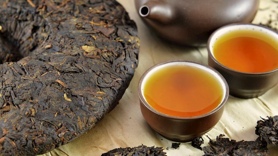 Pu erh , c&ograve;n được gọi l&agrave; tr&agrave; l&acirc;u năm hoặc tr&agrave; cổ điển, l&agrave; một loại tr&agrave; nổi tiếng được sản xuất độc quyền tại tỉnh V&acirc;n Nam của Trung Quốc. C&oacute; hai loại ch&iacute;nh: pu erh th&ocirc;, kh&ocirc;ng l&ecirc;n men, được gọi l&agrave; pu erh sheng , v&agrave; pu erh ch&iacute;n, l&ecirc;n men, được gọi l&agrave; pu erh shu .  Phi&ecirc;n bản th&ocirc; c&oacute; hương vị thực vật rất tươi với ch&uacute;t đắng v&agrave; hậu vị ngọt, trong khi phi&ecirc;n bản ch&iacute;n c&oacute; hương vị nhẹ nhưng đặc trưng v&agrave; c&oacute; m&ugrave;i đất đạt được th&ocirc;ng qua qu&aacute; tr&igrave;nh l&ecirc;n men. Đối với cả hai loại, l&aacute; c&oacute; thể để rời hoặc n&eacute;n th&agrave;nh tr&agrave; gạch ( Juan Cha ), tr&agrave; b&aacute;nh ( Beeng Cha ), tr&agrave; h&igrave;nh chu&ocirc;ng ( Toa Cha ) hoặc tr&agrave; h&igrave;nh nấm ( Maw Gu Toaw ). 