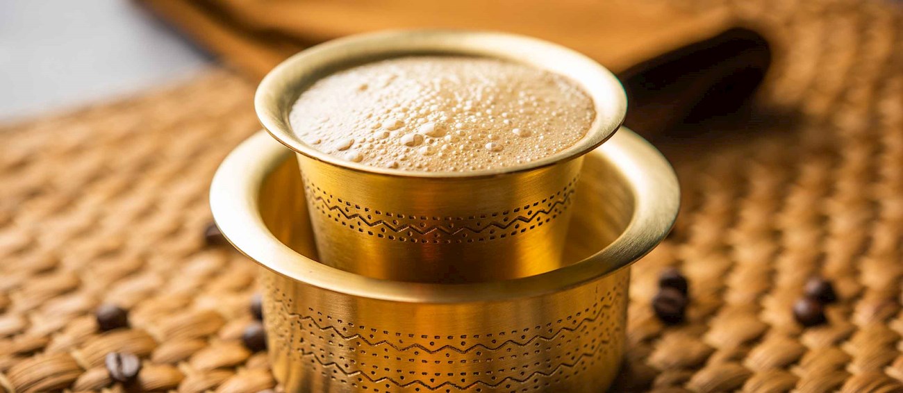C&agrave; ph&ecirc; pha bằng bộ lọc Ấn Độ l&agrave; một kỹ thuật pha chế trong đ&oacute; c&agrave; ph&ecirc; được pha bằng c&aacute;ch sử dụng bộ lọc c&agrave; ph&ecirc; Ấn Độ. Bộ lọc n&agrave;y bao gồm hai khoang&mdash;khoang tr&ecirc;n c&oacute; đ&aacute;y đục lỗ d&ugrave;ng để chứa c&agrave; ph&ecirc; xay v&agrave; khoang dưới d&ugrave;ng để nhỏ giọt c&agrave; ph&ecirc; đ&atilde; pha.  Kỹ thuật pha chế n&agrave;y tạo ra một loại c&agrave; ph&ecirc; đậm đ&agrave;, c&oacute; hương vị thường được pha với sữa v&agrave; th&ecirc;m đường. Theo truyền thống, c&agrave; ph&ecirc; được phục vụ trong một chiếc cốc c&oacute; đĩa đi k&egrave;m (davara). Đ&ocirc;i khi, hỗn hợp c&agrave; ph&ecirc; v&agrave; sữa ấm được li&ecirc;n tục r&oacute;t từ b&igrave;nh n&agrave;y sang b&igrave;nh kh&aacute;c cho đến khi hỗn hợp được sục kh&iacute; v&agrave; tạo th&agrave;nh bọt. 