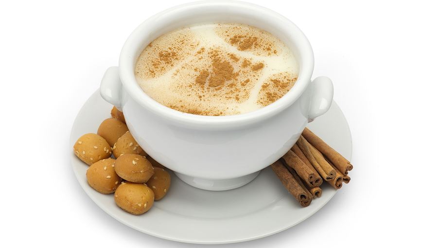 Salep Thổ Nhĩ Kỳ l&agrave; một loại đồ uống thường được ti&ecirc;u thụ v&agrave;o m&ugrave;a đ&ocirc;ng. Salep c&oacute; th&agrave;nh phần ch&iacute;nh l&agrave; th&acirc;n hoặc củ của c&acirc;y lan dại, được đun s&ocirc;i, sấy kh&ocirc; v&agrave; nghiền th&agrave;nh bột. Sau đ&oacute;, n&oacute; được trộn với sữa n&oacute;ng, v&agrave; đ&ocirc;i khi l&agrave; gừng v&agrave; quế, để tạo ra một thức uống nhẹ nh&agrave;ng với hương vị đất.  Salep được cho l&agrave; một loại đồ uống c&oacute; lợi về mặt y tế, v&igrave; một trong những th&agrave;nh phần của n&oacute;, glucomannan, l&agrave;m giảm c&aacute;c triệu chứng của vi&ecirc;m phế quản, cảm lạnh v&agrave; ho. N&oacute; được ph&aacute;t minh ra do nhu cầu thay thế đồ uống c&oacute; cồn bằng một loại đồ uống dễ chịu v&agrave; l&agrave;nh mạnh. 