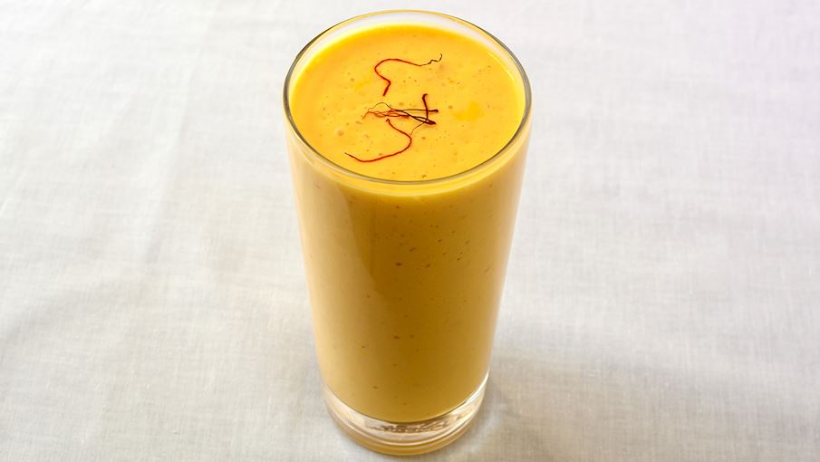Mango lassi l&agrave; một trong những loại lassi phổ biến nhất, bao gồm sữa chua (dahi) v&agrave; xo&agrave;i tươi. N&oacute; thường bao gồm bạch đậu khấu, nước v&agrave; đ&ocirc;i khi l&agrave; đường. C&aacute;c th&agrave;nh phần được trộn cho đến khi đồ uống c&oacute; độ s&aacute;nh v&agrave; bọt. Mango lassi lu&ocirc;n phải được phục vụ lạnh.  Trong số nhiều loại lassis, phi&ecirc;n bản xo&agrave;i ngọt n&agrave;y l&agrave; loại phổ biến nhất trong thực đơn của c&aacute;c nh&agrave; h&agrave;ng Ấn Độ b&ecirc;n ngo&agrave;i đất nước.