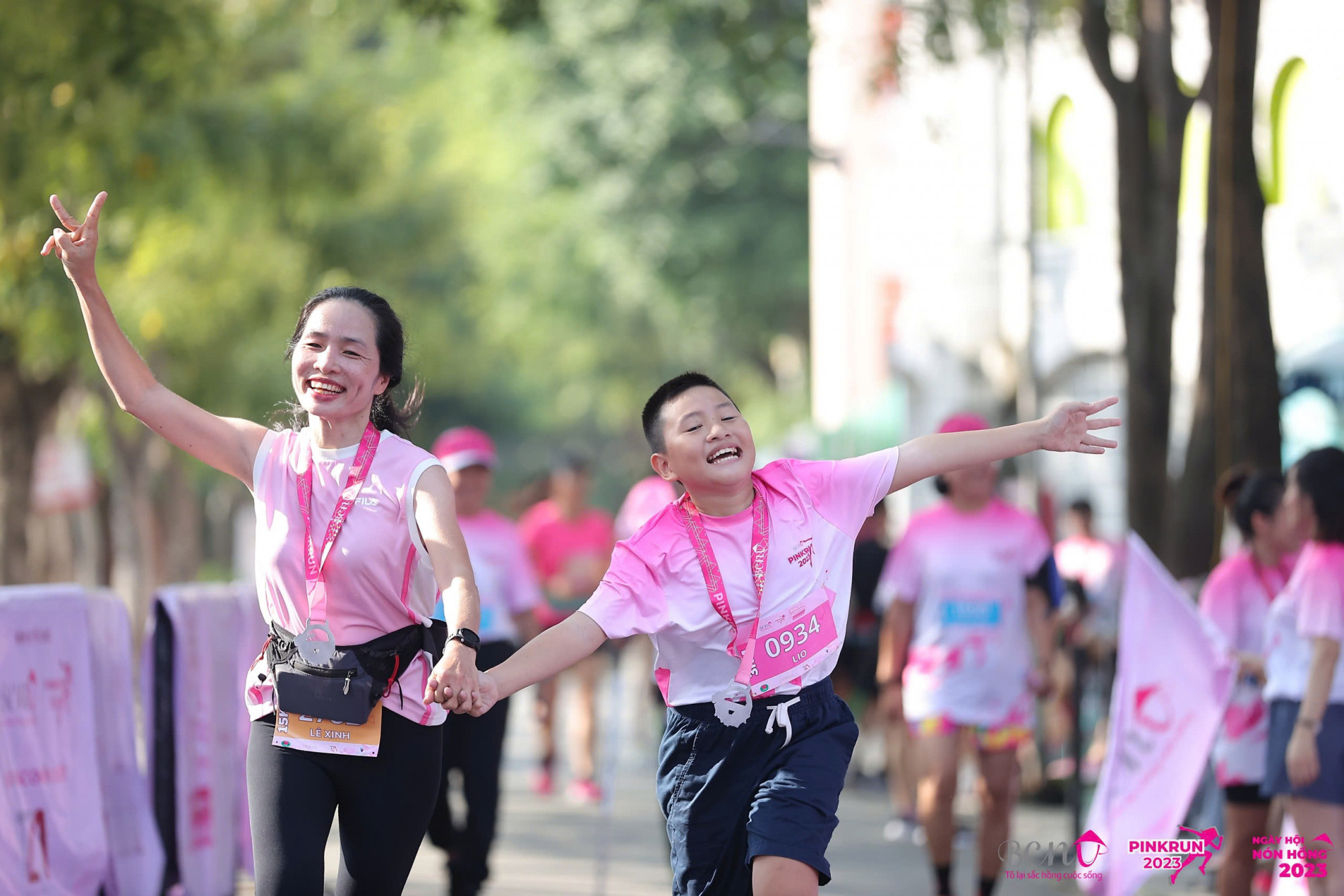 T&ocirc;i v&agrave; con trai tại một giải chạy v&igrave; bệnh nh&acirc;n ung thư