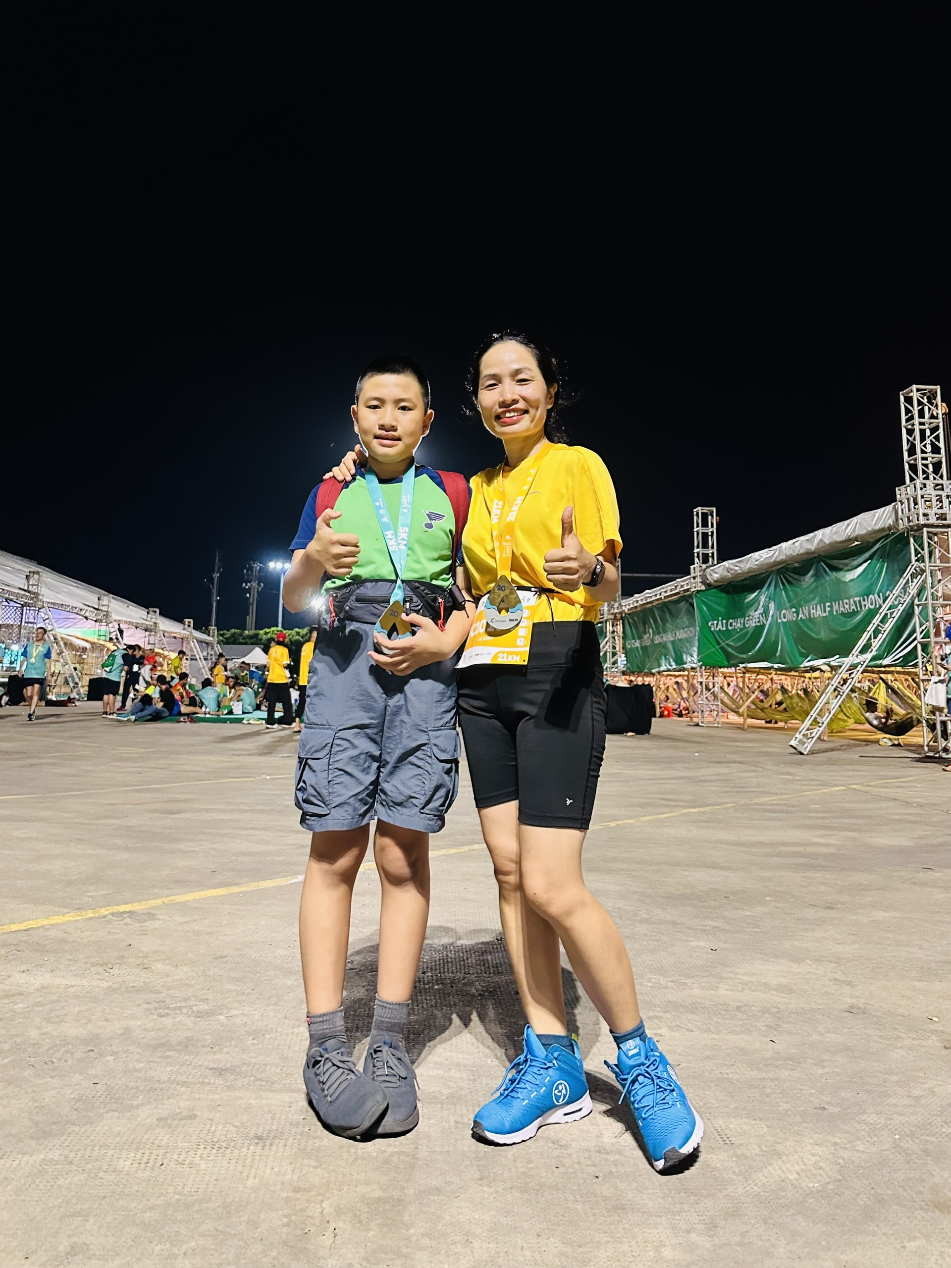 mẹ con t&ocirc;i tại một giải chạy ở Long An
