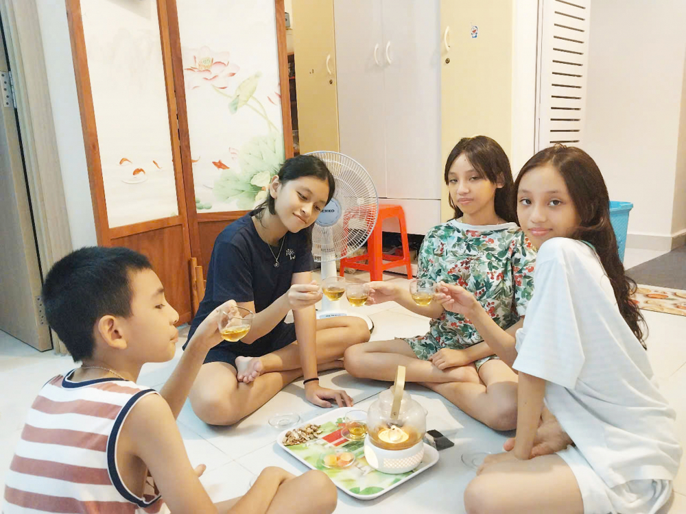 4 đứa trẻ nh&agrave; chị Phương - chị Hiền h&agrave;o hứng với tiệc ngủ - ẢNH: T.D.