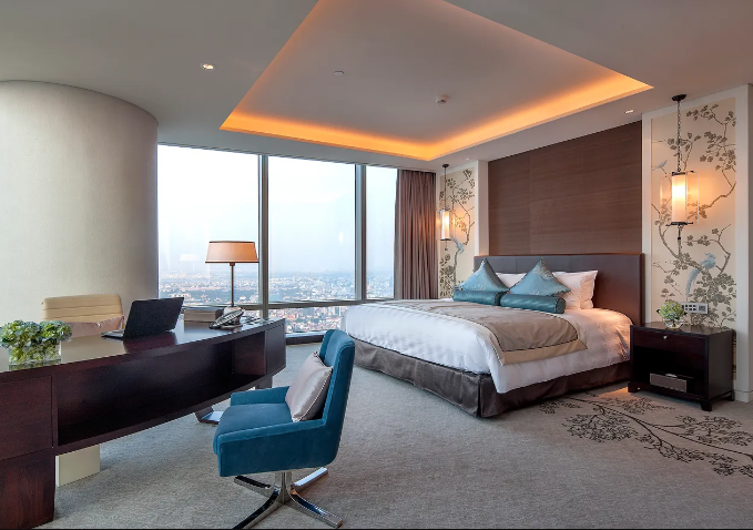 Kh&aacute;ch sạn Lotte H&agrave; Nội - 54 Liễu Giai, Cống Vị, Ba Đ&igrave;nh, H&agrave; Nội Lotte Hanoi l&agrave; một kh&aacute;ch sạn 5 sao với 318 ph&ograve;ng; 7 nh&agrave; h&agrave;ng trong đ&oacute; c&oacute; nh&agrave; h&agrave;ng đạt sao Michelin; 2 hồ bơi c&ugrave;ng ph&ograve;ng tập thể dục rộng hơn 1.600m2. Để c&oacute; những bức ảnh lung linh, bạn kh&ocirc;ng thể bỏ qua quầy bar tr&ecirc;n tầng thượng (tầng 65) v&agrave; từ đ&acirc;y c&oacute; tầm nh&igrave;n to&agrave;n cảnh thủ đ&ocirc; - Ảnh: CN Traveller