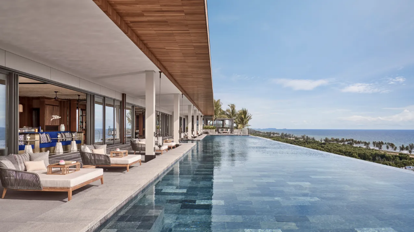 Regent Ph&uacute; Quốc - B&atilde;i Trường, thị trấn Dương Tơ, Ph&uacute; Quốc, Ki&ecirc;n Giang:Đ&acirc;y l&agrave; khu nghỉ dưỡng biển 5 sao xa hoa với c&aacute;c biệt thự v&agrave; ph&ograve;ng suite đều c&oacute; hồ bơi. Ri&ecirc;ng hồ bơi ngo&agrave;i trời tr&ecirc;n s&acirc;n thượng c&oacute; tầm nh&igrave;n to&agrave;n cảnh ra biển. Ở đ&acirc;y c&oacute; dịch vụ spa kết hợp nguy&ecirc;n liệu thi&ecirc;n nhi&ecirc;n với kỹ thuật chăm s&oacute;c sức khỏe đặc biệt tạo sự thư gi&atilde;n cho kh&aacute;ch đến nghỉ dưỡng. Regent Ph&uacute; Quốc c&oacute; đầy đủ tiện nghi để nghỉ dưỡng cho một chuyến bay d&agrave;i v&agrave; trải nghiệm Tết Việt Nam sắp tới - Ảnh: Regent Ph&uacute; Quốc