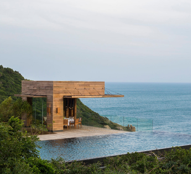 Amanoi - x&atilde; Vĩnh Hải, huyện Ninh Hải, Ninh Thuận:Amanoi như một thi&ecirc;n đường tự nhi&ecirc;n nh&igrave;n ra vịnh Vĩnh Hy với b&atilde;i biển c&aacute;t trắng tuyệt đẹp. Ở đ&acirc;y c&oacute; những biệt thự thanh b&igrave;nh nh&ocirc; ra từ rừng c&acirc;y xanh m&aacute;t mang đến cảm gi&aacute;c thư gi&atilde;n ho&agrave;n hảo. Du kh&aacute;ch c&oacute; thể lặn với ống thở, ch&egrave;o thuyền kayak đ&aacute;y k&iacute;nh v&agrave; d&atilde; ngoại tr&ecirc;n b&atilde;i biển - Ảnh: Amanoi