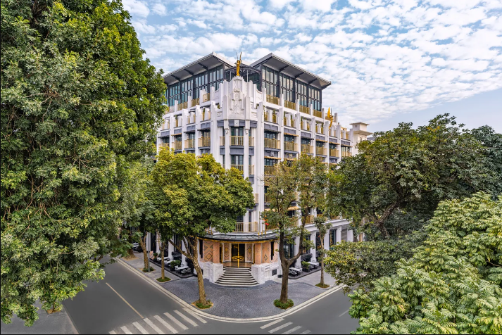 Kh&aacute;ch sạn Capella H&agrave; Nội -11 L&ecirc; Phụng Hiểu, Ho&agrave;n Kiếm, H&agrave; Nội:  47 ph&ograve;ng của kh&aacute;ch sạn rộng r&atilde;i, đẹp với những bức b&iacute;ch họa được vẽ c&ocirc;ng phu. Ph&ograve;ng Grand Opera Suite rất được du kh&aacute;ch y&ecirc;u th&iacute;ch. Trong Capella c&oacute; nh&agrave; h&agrave;ng Nhật Bản được gắn sao Michelin. Tết Nguy&ecirc;n đ&aacute;n sắp tới, kh&aacute;ch sạn c&oacute; chương tr&igrave;nh cho du kh&aacute;ch trải nghiệm văn h&oacute;a, ẩm thực ng&agrave;y Tết của Việt Nam -  Ảnh: Ngo Nhat Hoang