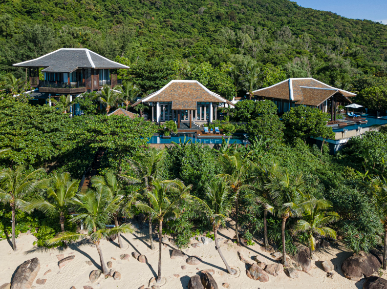 InterContinental Đ&agrave; Nẵng Sun Peninsula Resort - Sơn Tr&agrave;, Đ&agrave; Nẵng: Nằm ở b&aacute;n đảo Sơn Tr&agrave;, resort được x&acirc;y tr&ecirc;n v&aacute;ch đ&aacute; v&agrave; c&aacute;c ph&ograve;ng đều c&oacute; tầm nh&igrave;n ra biển. Với khoảng 200 ph&ograve;ng, 3 hồ bơi v&agrave; b&atilde;i biển ri&ecirc;ng, khu nghỉ dưỡng ven biển sang trọng được bao bọc trong khu rừng nhiệt đới nguy&ecirc;n sơ. Du kh&aacute;ch c&oacute; thể chọn bữa tối ri&ecirc;ng tư v&agrave; lạng mạn b&ecirc;n bờ biển, hoặc thưởng thức ly cocktails tại quầy bar ngắm ho&agrave;ng h&ocirc;n.  Với sự tuyệt với n&agrave;y, resort giống như thi&ecirc;n đường nghỉ dưỡng ri&ecirc;ng tư miền nhiệt đới - Ảnh: InterContinental Đ&agrave; Nẵng