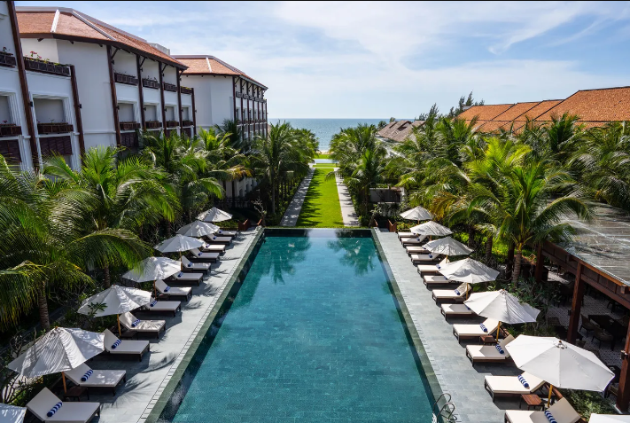 The Anam Mũi N&eacute; - 18 Nguyễn Đ&igrave;nh Chiểu, TP Phan Thiết, B&igrave;nh Thuận:Resort b&ecirc;n bờ biển n&agrave;y mang phong c&aacute;ch Đ&ocirc;ng Dương sang trọng v&agrave; ấm c&uacute;ng với s&agrave;n l&aacute;t gạch b&ocirc;ng cổ điển. Mỗi ph&ograve;ng ở đ&acirc;y đều c&oacute; tranh sơn dầu của c&aacute;c họa sĩ Việt Nam v&agrave; hơn 120 t&aacute;c phẩm gốm của c&aacute;c nghệ nh&acirc;n từ cộng đồng người Chăm được đặt khắp khu&ocirc;n vi&ecirc;n. The Anam n&iacute;u ch&acirc;n du kh&aacute;ch với hồ bơi rợp b&oacute;ng cọ, c&oacute; massage lomi-lomi kiểu Hawaii v&agrave; Bali, bữa ăn tối b&ecirc;n bờ biển l&atilde;ng mạn hoặc tiệc BBQ ri&ecirc;ng tư.