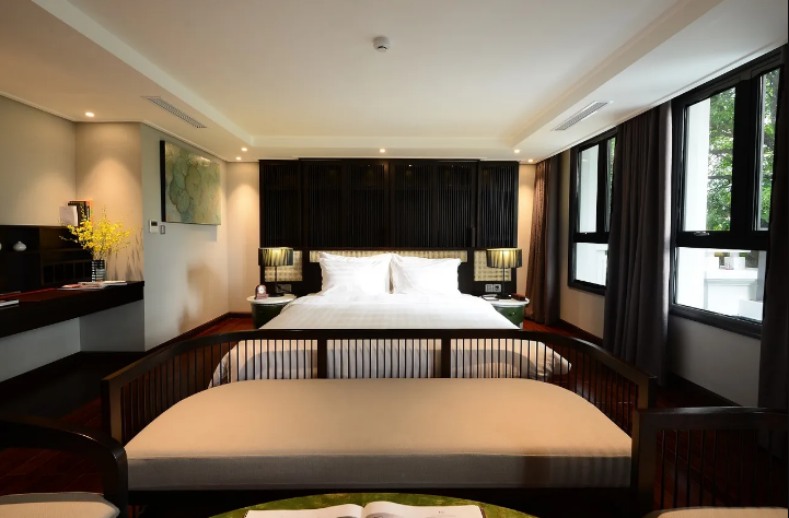  Kh&aacute;ch sạn Chi Boutique - 13 Nh&agrave; Chung, H&agrave;ng Trống, Ho&agrave;n Kiếm, H&agrave; Nội:Đ&acirc;y l&agrave; một trong những kh&aacute;ch sạn boutique c&oacute; gi&aacute; phải chăng với 42 ph&ograve;ng ngủ rộng r&atilde;i, đầy đủ tiện. C&aacute;c ph&ograve;ng sang trọng, c&oacute; ban c&ocirc;ng, tầm nh&igrave;n ra phố cổ. Ở đ&acirc;y c&ograve;n được thưởng thức ẩm thực Việt Nam v&agrave; Quảng Đ&ocirc;ng (Trung Quốc), uống ly cocktai ở quầy bar tr&ecirc;n tầng thượng để ngắm cảnh Hồ Ho&agrave;n Kiếm - Ảnh: Tomqast