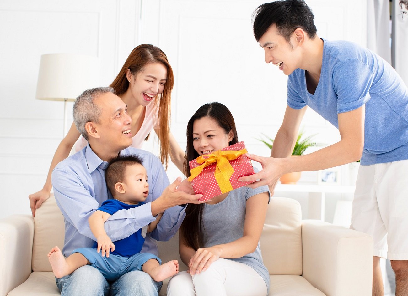 Chưa lo xong đ&aacute;m giỗ, chồng đ&atilde; nhắc nhở t&ocirc;i chuẩn bị qu&agrave; biếu Tết cho c&ocirc; d&igrave; ch&uacute; b&aacute;c trong họ (ảnh minh hoạ)