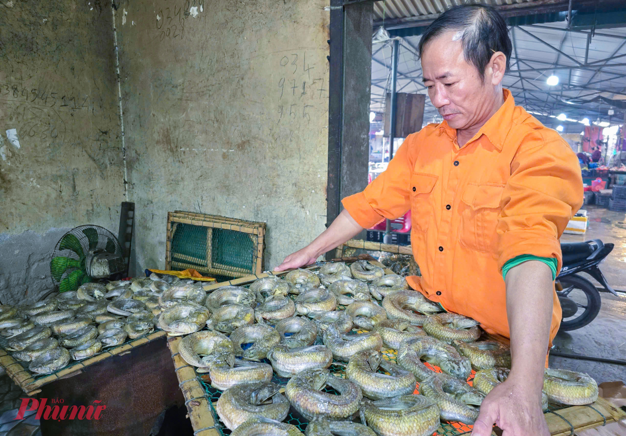 Sau khi hấp ch&iacute;n, c&aacute; thửng được xếp l&ecirc;n vỉ để hong kh&ocirc; trong nhiều giờ.