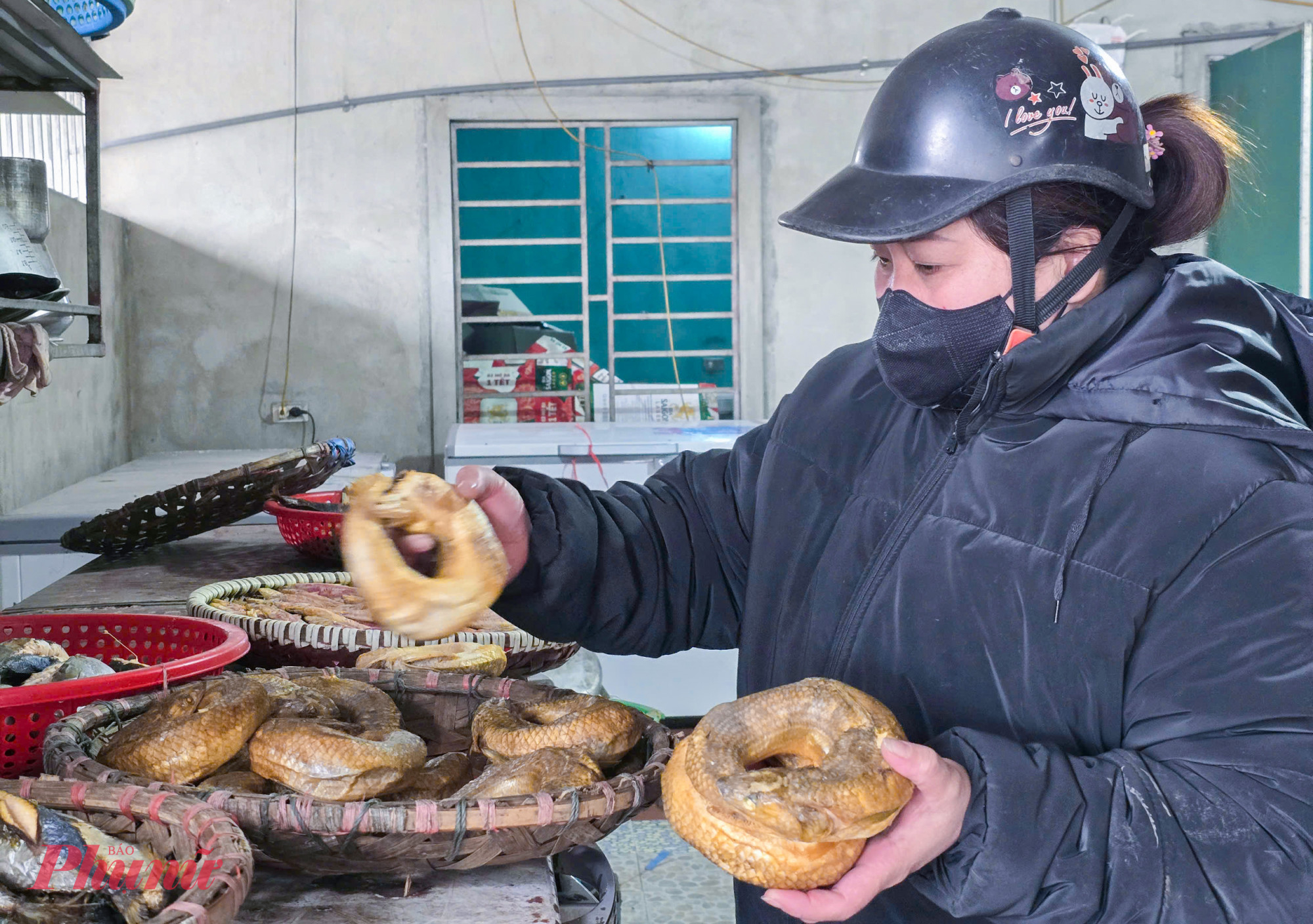 Một trong những loại c&aacute; đắt h&agrave;ng nhất dịp tết ở l&agrave;ng ch&agrave;i n&agrave;y l&agrave; c&aacute; thửng x&ocirc;ng kh&oacute;i. 