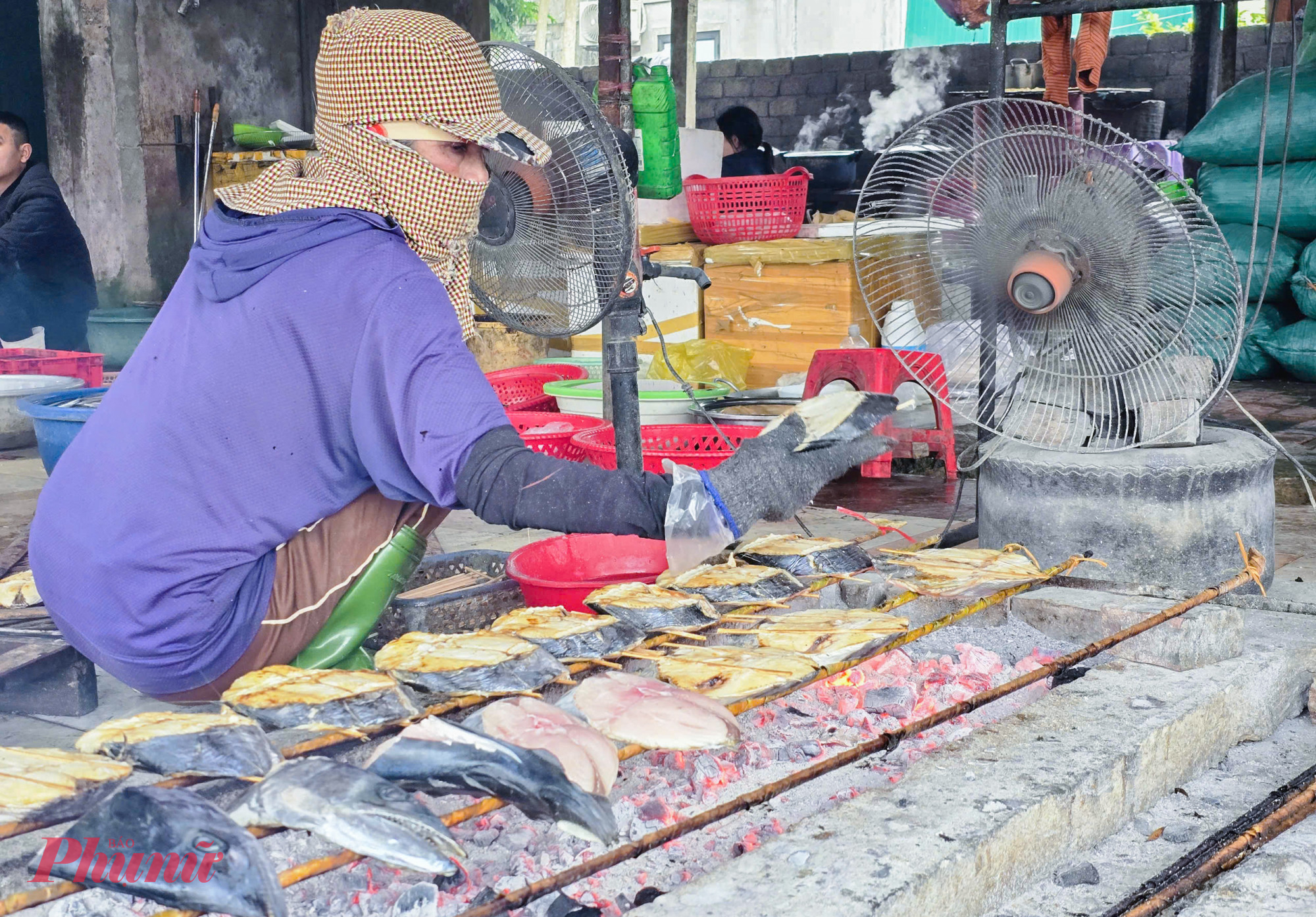 C&aacute; nướng ở đ&acirc;y c&oacute; đầy đủ c&aacute;c loại, k&iacute;ch thước kh&aacute;c nhau, từ những con c&aacute; thu lớn đến c&aacute; thửng, c&aacute; nục, c&aacute; tr&iacute;ch... 