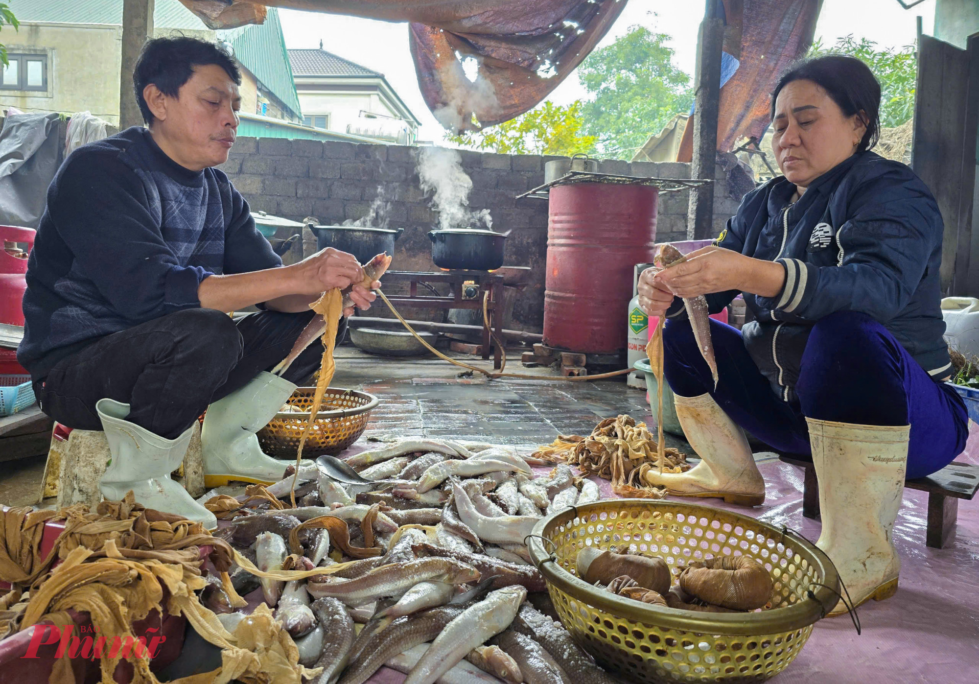 B&agrave; V&otilde; Thị T&acirc;m (61 tuổi, tr&uacute; khối Y&ecirc;n Đ&igrave;nh) cho biết, khi trời trở lạnh cũng l&agrave; l&uacute;c v&agrave;o m&ugrave;a c&aacute; thửng. Từ 3g s&aacute;ng, b&agrave; đ&atilde; phải ra bến, đợi thuyền đ&aacute;nh c&aacute; của c&aacute;c ngư d&acirc;n trở về, lựa chọn mua những mẻ c&aacute; thửng tươi ngon, to đều để về chế biến. Trung b&igrave;nh mỗi ng&agrave;y cơ sở của b&agrave; T&acirc;m nướng gần 200kg c&aacute; thửng để cung ứng cho thị trường. C&agrave;ng cận tết, nhu cầu mua c&aacute; thửng c&agrave;ng cao khiến nguồn cung kh&ocirc;ng đủ cầu.