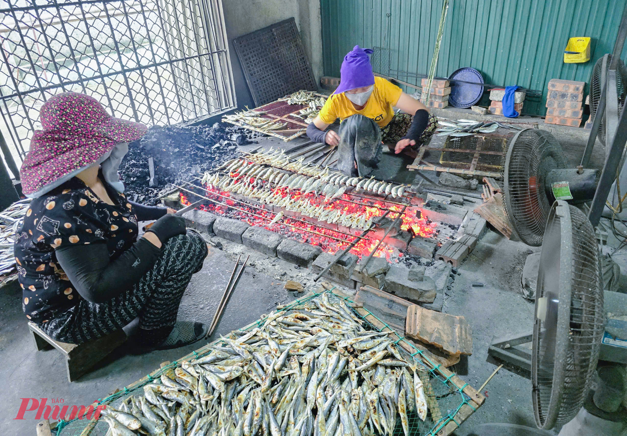 Những ng&agrave;y n&agrave;y, h&agrave;ng chục cơ sở chuy&ecirc;n nướng c&aacute; ở l&agrave;ng ch&agrave;i khối Y&ecirc;n Đ&igrave;nh (phường Nghi Thủy, TP.Vinh, tỉnh Nghệ An) đa số đều phải hoạt động hết c&ocirc;ng suất để kịp cung ứng h&agrave;ng cho thị trường tết. Nghề nướng c&aacute; ở đ&acirc;y hoạt động quanh năm, song cao điểm nhất vẫn l&agrave; vụ tết.