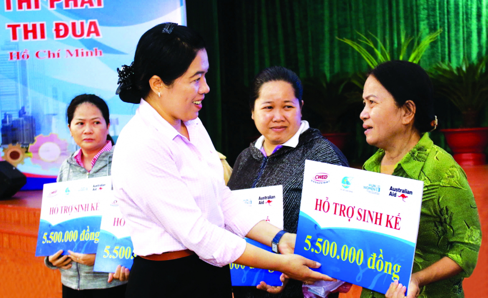 B&agrave; Nguyễn Trần Phượng Tr&acirc;n - Chủ tịch Hội LHPN TPHCM - trao nguồn vốn hỗ trợ sinh kế cho phụ nữ ngh&egrave;o tại huyện B&igrave;nh Ch&aacute;nh, TPHCM v&agrave;o th&aacute;ng 6/2024 - ẢNH: NGỌC TRĂM