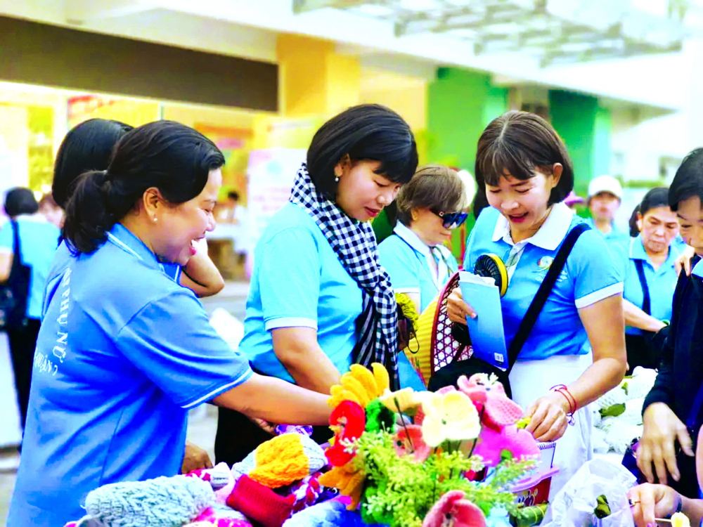 B&agrave; Trần Thị Phương Hoa (giữa) - Ph&oacute; chủ tịch Hội LHPN TPHCM - tham quan gian h&agrave;ng khởi nghiệp của hội vi&ecirc;n, phụ nữ quận 7 - ẢNH: T.L.