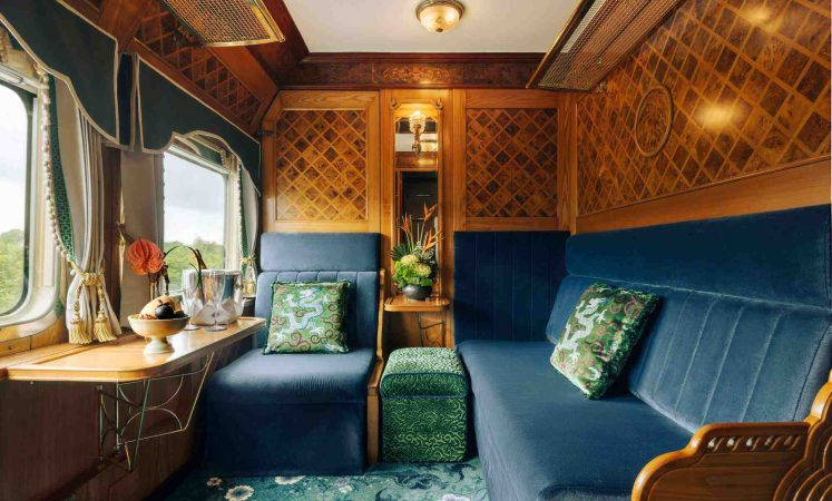 Eastern & Oriental Express, chuyến t&agrave;u sang trọng bậc nhất Malaysia, mang đến cho h&agrave;nh kh&aacute;ch một kh&ocirc;ng gian nghỉ dưỡng đỉnh cao với ph&ograve;ng tổng thống được thiết kế tinh xảo. Ph&ograve;ng n&agrave;y c&oacute; ph&ograve;ng tắm ri&ecirc;ng v&agrave; cửa sổ lớn, cho ph&eacute;p du kh&aacute;ch tận hưởng cảnh đẹp khi di chuyển qua c&aacute;c v&ugrave;ng đất. Ghế sofa trong ph&ograve;ng được biến th&agrave;nh giường v&agrave;o ban đ&ecirc;m, mang đến giấc ngủ &ecirc;m &aacute;i, thư gi&atilde;n. Mỗi buổi s&aacute;ng, nh&acirc;n vi&ecirc;n phục vụ sẽ tận tay mang bữa s&aacute;ng đến ph&ograve;ng, phục vụ h&agrave;nh kh&aacute;ch một c&aacute;ch chu đ&aacute;o.  Gi&aacute; ph&ograve;ng bắt đầu từ 10.000 USD cho h&agrave;nh tr&igrave;nh 3 ng&agrave;y 2 đ&ecirc;m.