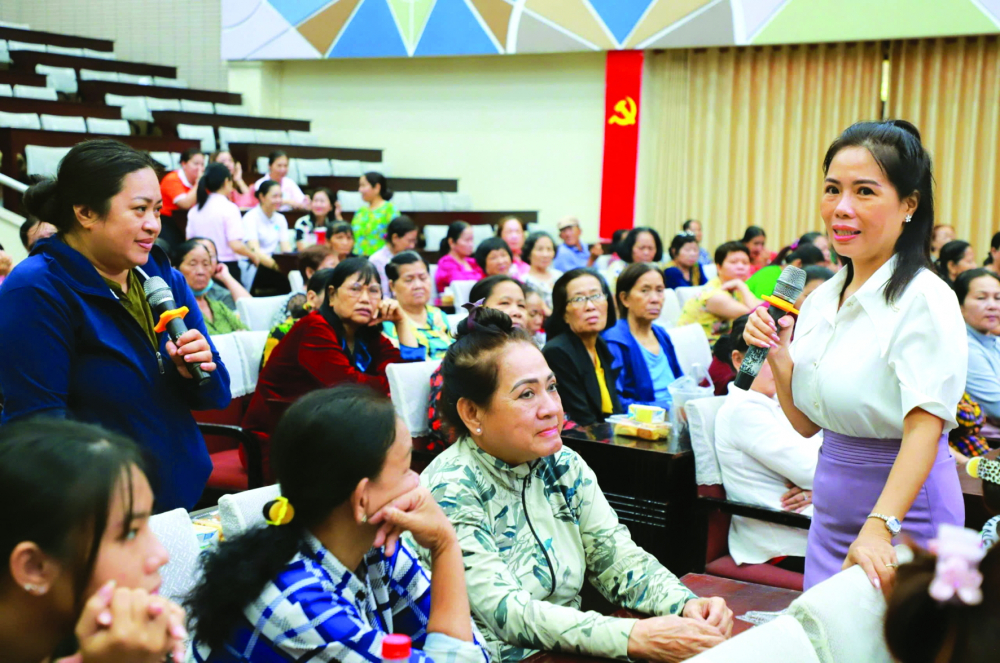 Song song với việc hỗ trợ vốn, Hội LHPN TPHCM đ&atilde; tổ chức nhiều chương tr&igrave;nh tập huấn gi&uacute;p phụ nữ ngh&egrave;o c&oacute; th&ecirc;m kiến thức, kỹ năng để bu&ocirc;n b&aacute;n, ph&aacute;t triển kinh tế - ẢNH: T.L.