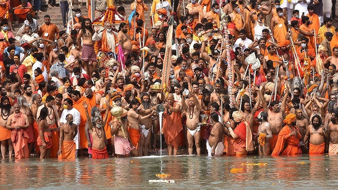 C&aacute;c t&iacute;n đồ Hindu gi&aacute;o tin rằng tắm m&igrave;nh nơi đ&acirc;y trong dịp lễ hội sẽ gi&uacute;p gột sạch mọi tội lỗi v&agrave; cứu rỗi linh hồn. Ảnh: Jusor. 