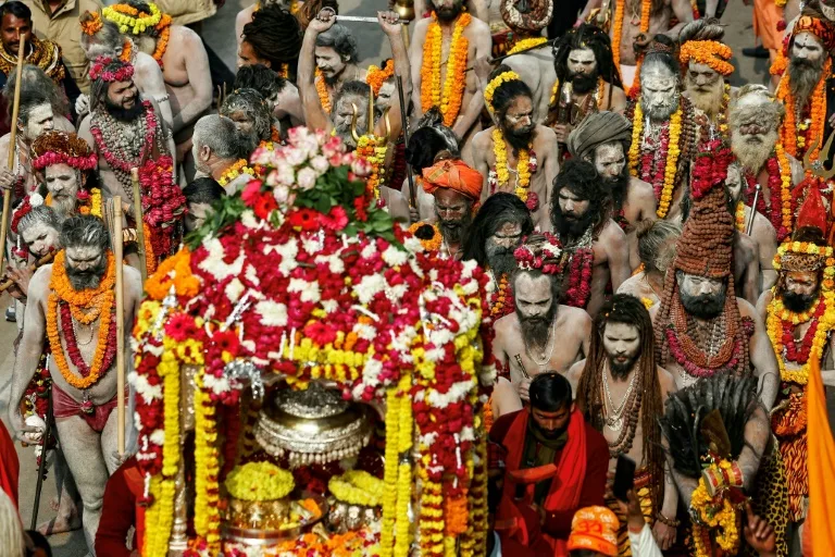 Lễ hội thu h&uacute;t gần 400 triệu t&iacute;n đồ Hindu v&agrave; kh&aacute;ch du lịch. Ảnh: AFP.