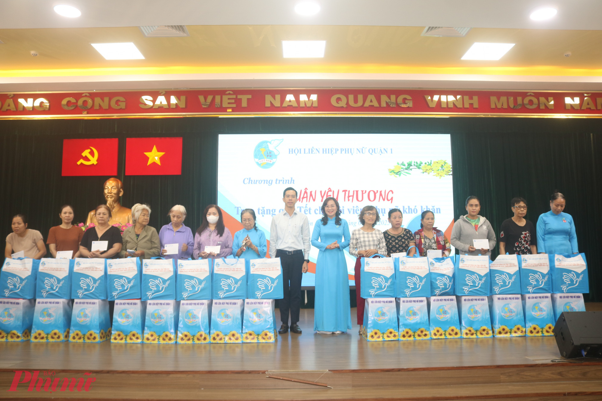 Những hội vi&ecirc;n, phụ nữ đầu ti&ecirc;n được Hội LHPN quận 1 chăm lo tết. 