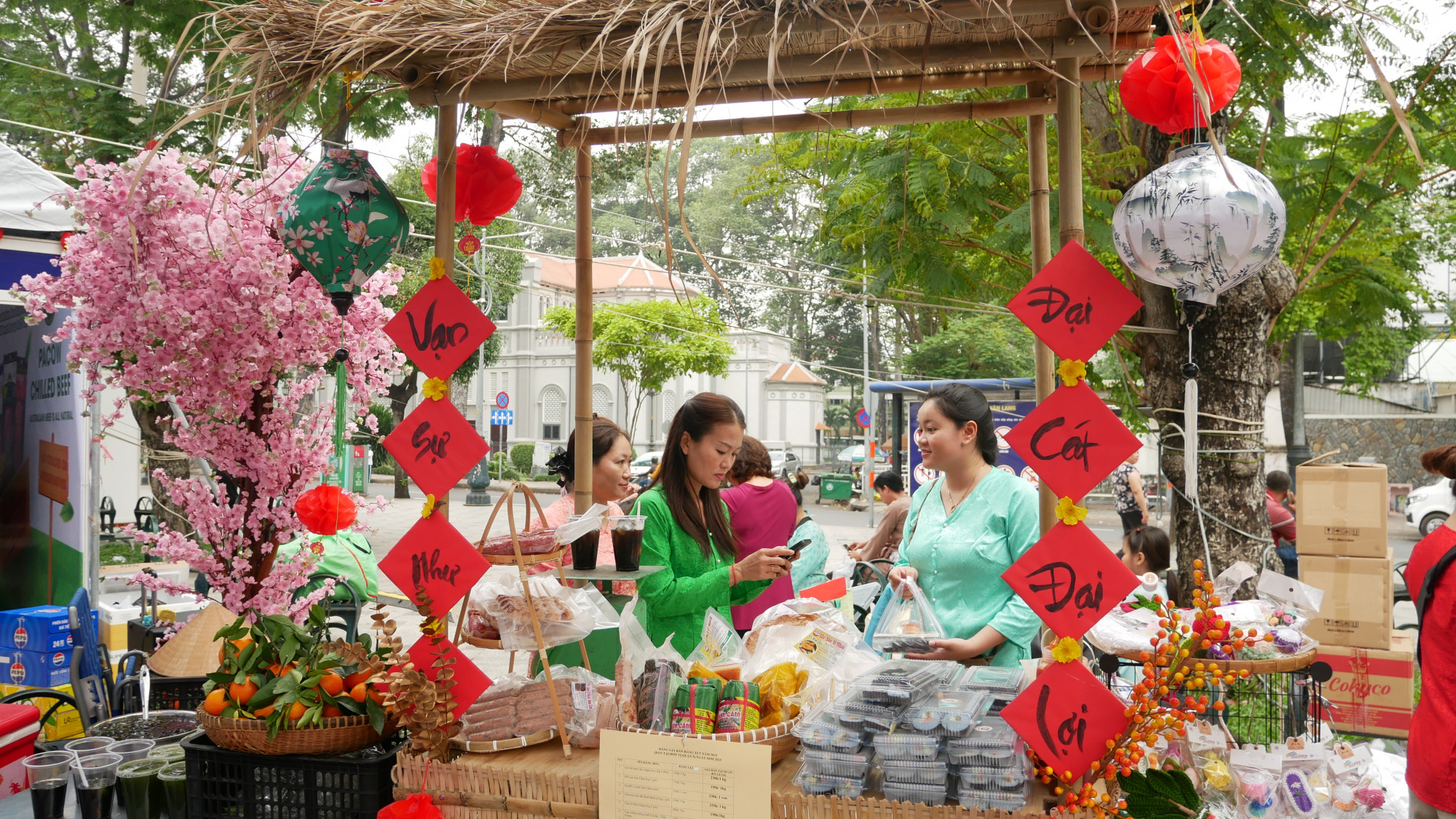 Với chủ đề Tết qu&ecirc;, kh&ocirc;ng gian phi&ecirc;n chợ được b&agrave;i tr&iacute; 