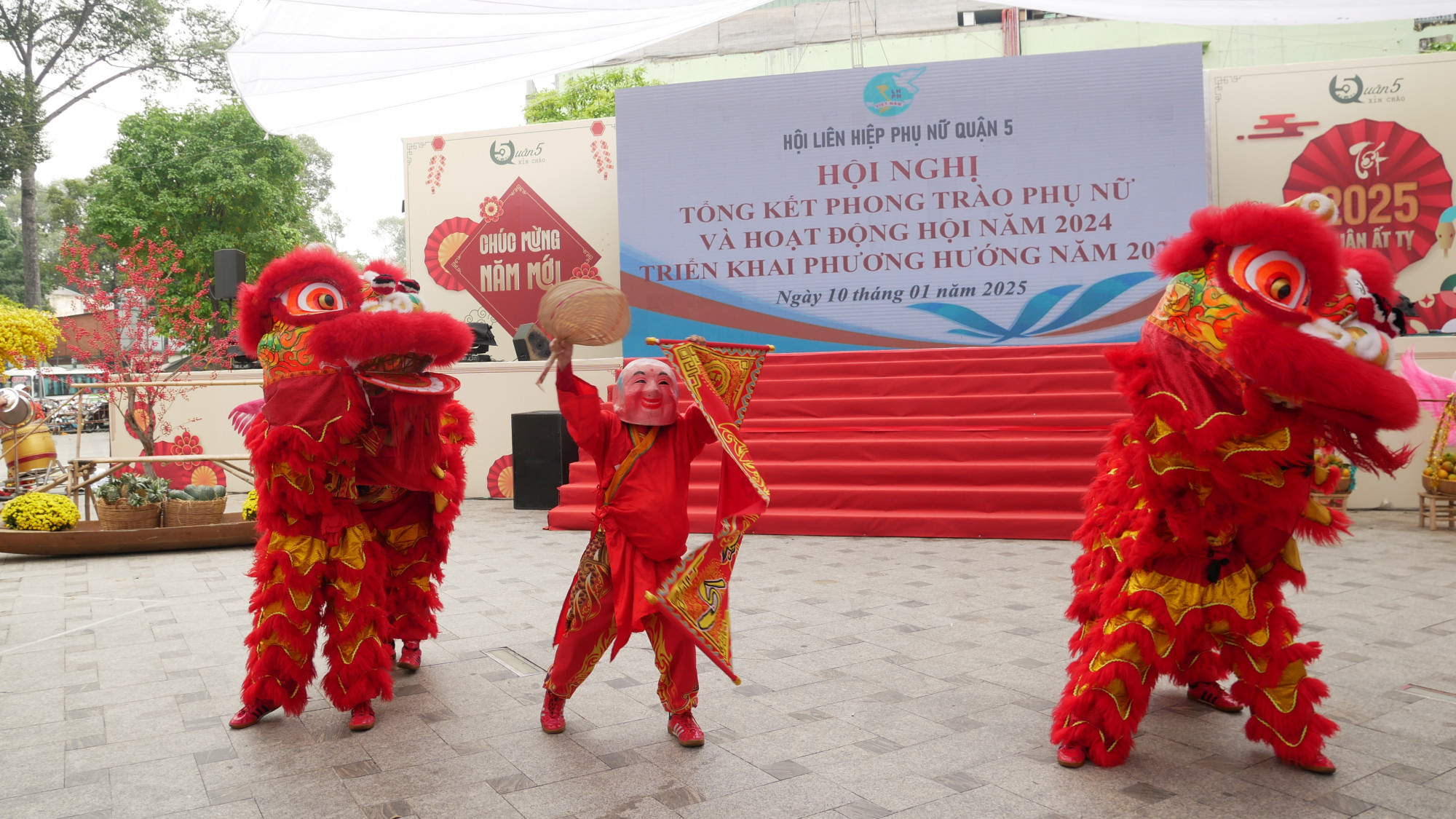 Sắc xu&acirc;n ngập tr&agrave;n phi&ecirc;n chợ với sự g&oacute;p mặt của đo&agrave;n l&acirc;n sư rồng