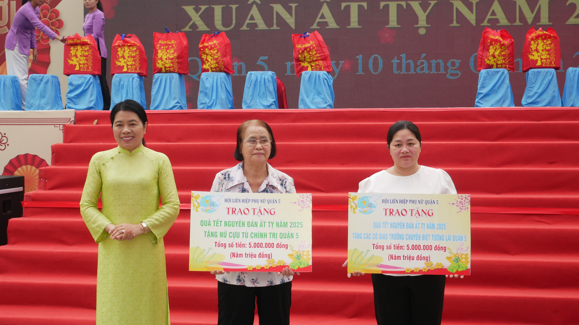 Chủ tịch Hội LHPN TPHCm Nguyễn Trần Phượng Tr&acirc;n trao 2 suất qu&agrave; mừng xu&acirc;n đến C&acirc;u lạc bộ Nữ cựu t&ugrave; ch&iacute;nh trị quận 5 v&agrave; c&aacute;c gi&aacute;o vi&ecirc;n trường chuy&ecirc;n biệt Tương Lai quận 5