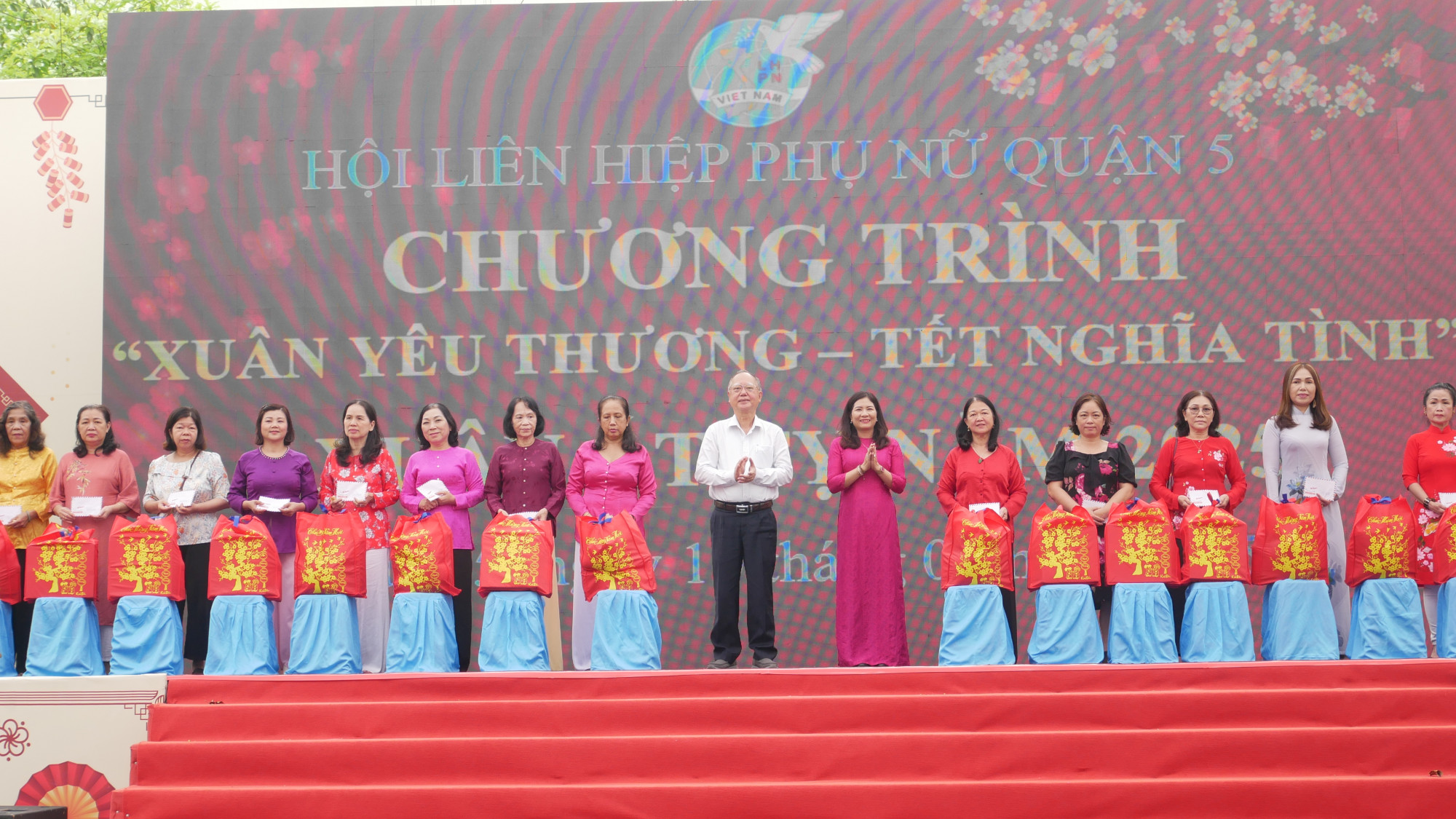 Trong chương tr&igrave;nh chăm lo tết năm nay, Hội LHPN quận 5 đ&atilde; d&agrave;nh sự quan t&acirc;m đến lực lượng c&aacute;n bộ hội tại khu phố