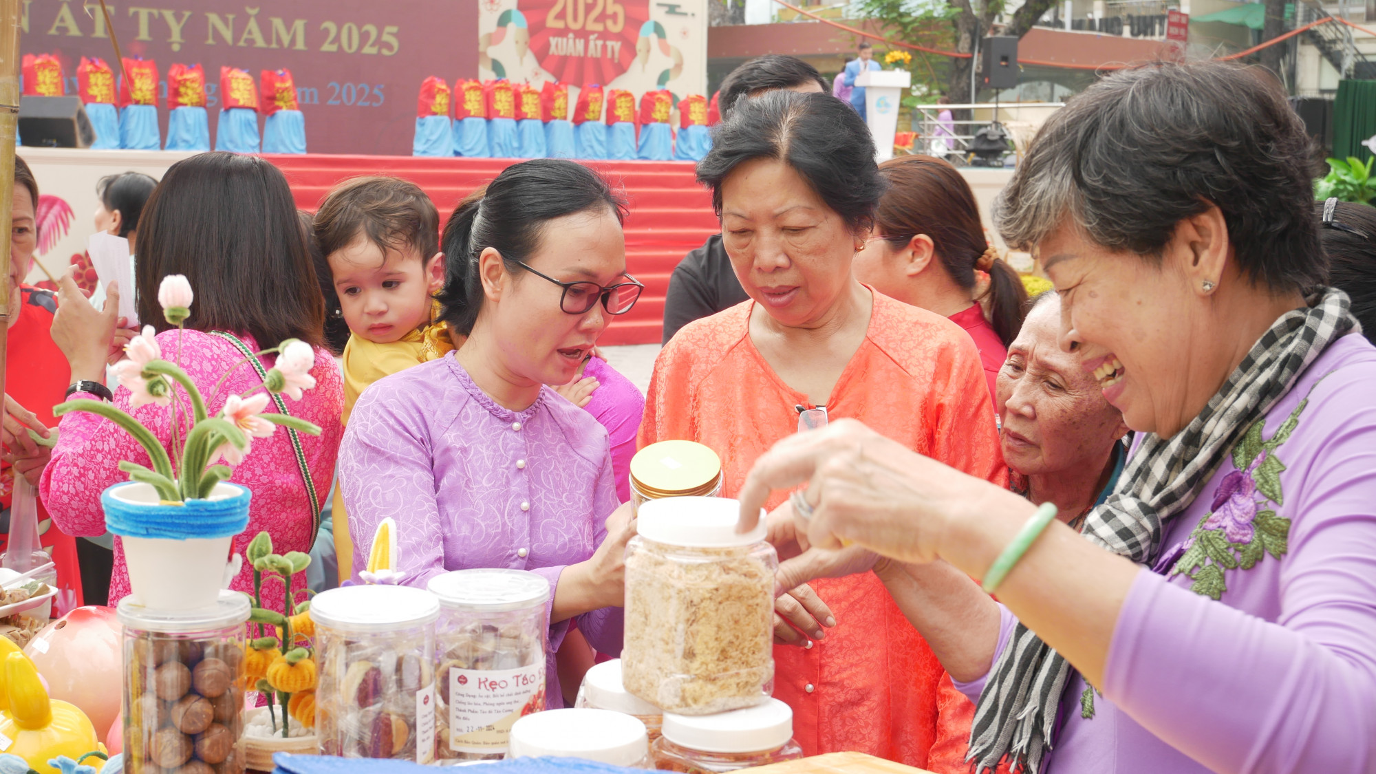 Kh&ocirc;ng kh&iacute; mua sắm nhộn nhịp diễn ra tại phi&ecirc;n chợ
