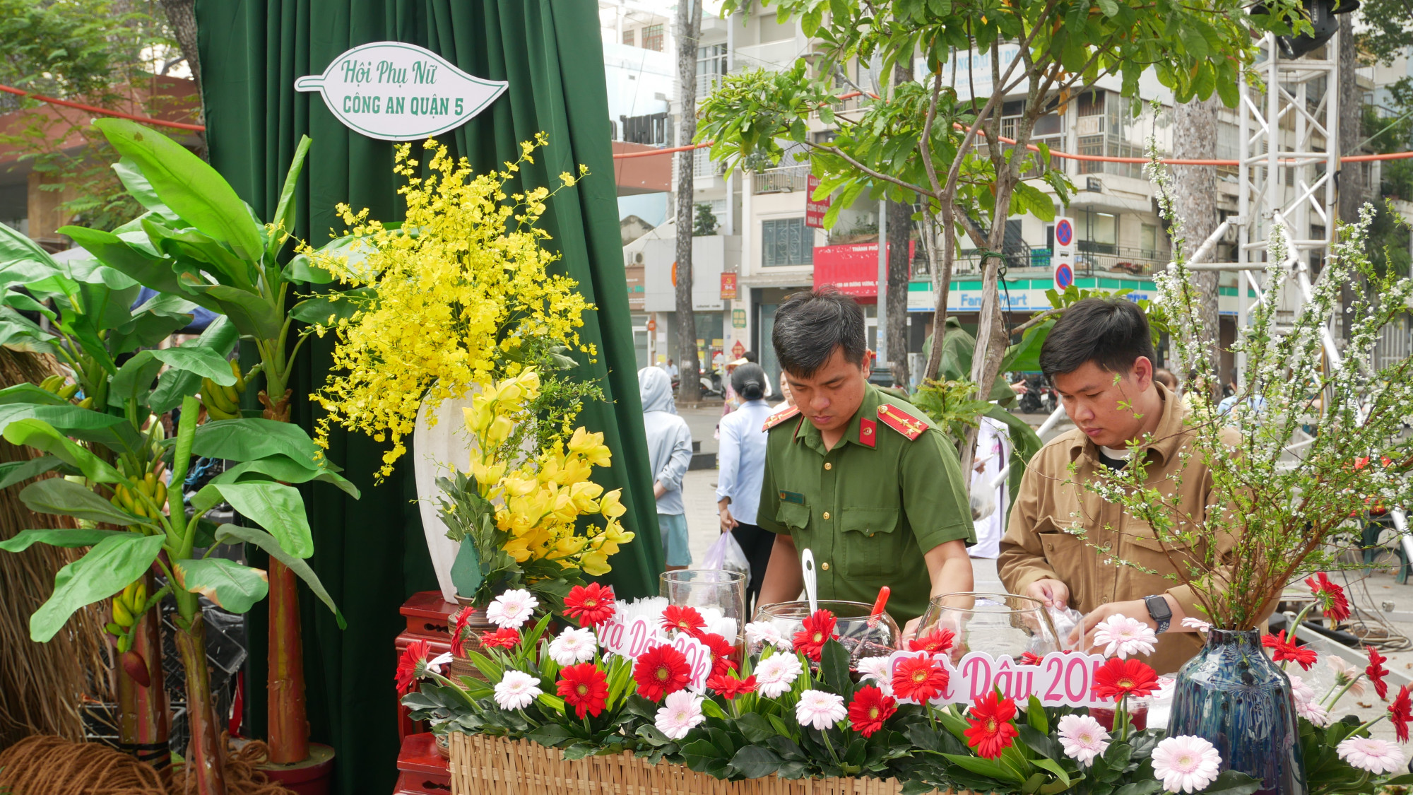 Gian h&agrave;ng nước của Hội Phụ nữ C&ocirc;ng an quận 5 được trang tr&iacute; mộc mạc nhưng v&ocirc; c&ugrave;ng thu h&uacute;t