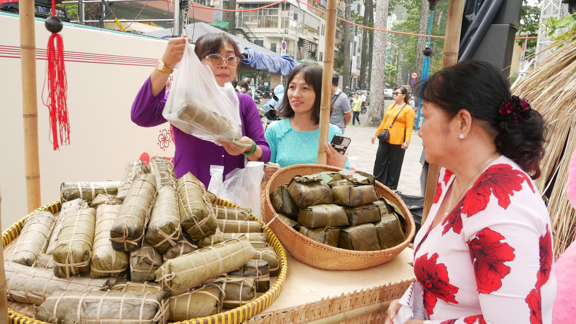 Gian h&agrave;ng b&aacute;nh t&eacute;t b&aacute;nh chưng của Hội LHPN quận 5 cũng thu h&uacute;t đ&ocirc;ng kh&aacute;ch h&agrave;ng đến mua sắm tết