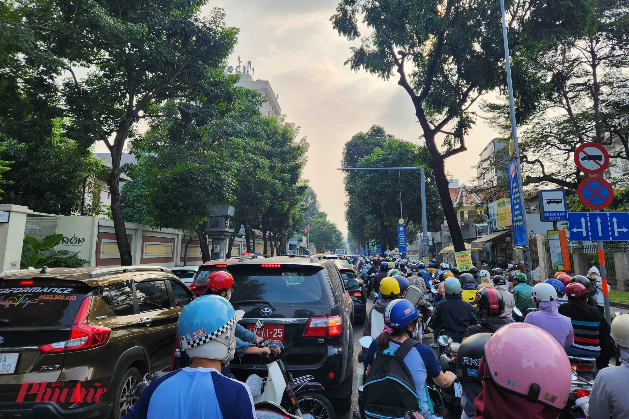 Giao th&ocirc;ng đi lại đ&ocirc;ng đ&uacute;c tr&ecirc;n đường V&otilde; Thị S&aacute;u, quận 3 - Ảnh: Vũ Quyền 