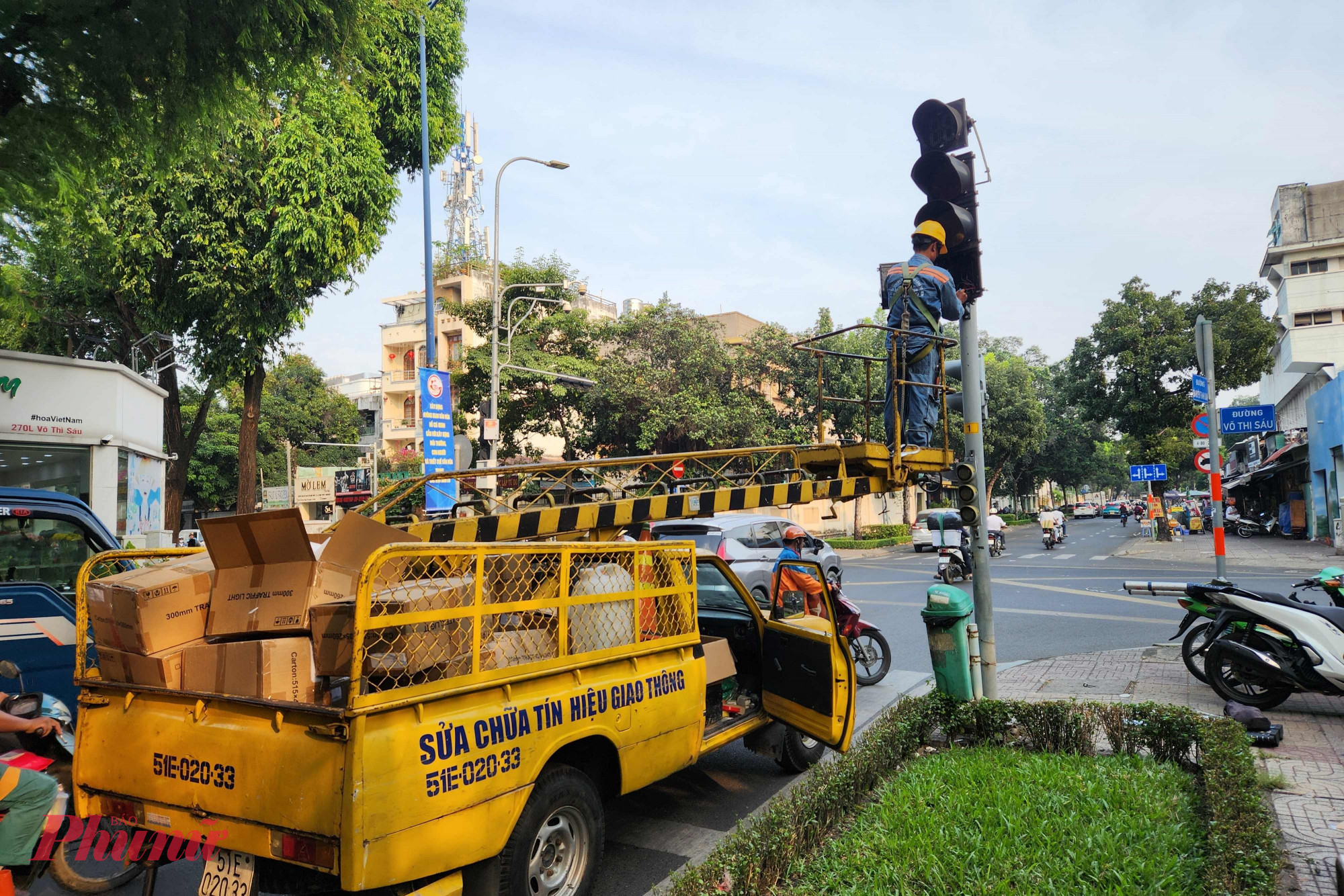 Đơn vị thi c&ocirc;ng lắp Nh&acirc;n vi&ecirc;n gắn th&ecirc;m bảng t&iacute;n hiệu cho ph&eacute;p xe m&aacute;y rẽ phải tại giao lộ V&otilde; Thị S&aacute;u - Nguyễn Th&ocirc;ng (Q.3, TP.HCM)