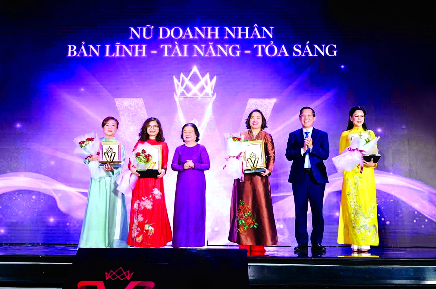  B&agrave; Trương Mỹ Hoa (thứ ba từ tr&aacute;i sang) - nguy&ecirc;n Ph&oacute; chủ tịch nước - v&agrave; &ocirc;ng Phan Văn M&atilde;i (thứ hai từ phải sang) - Chủ tịch UBND TPHCM - trao giải cho c&aacute;c nữ doanh nh&acirc;n đoạt giải thưởng Nữ doanh nh&acirc;n xuất sắc TPHCM lần thứ nhất năm 2024  - Nguồn ảnh: HAWEE