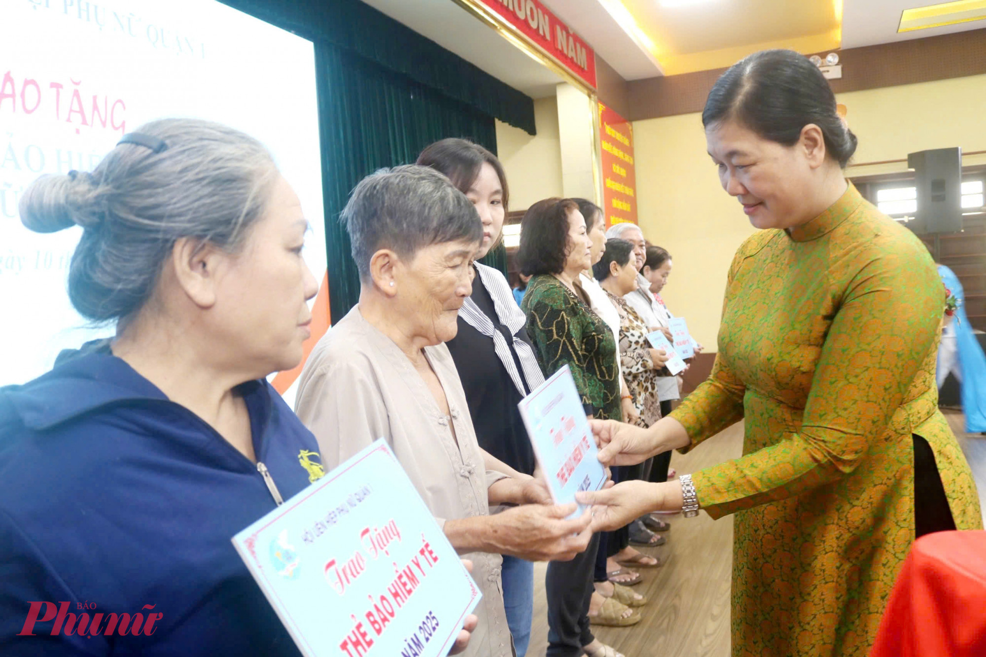 B&agrave; Ho&agrave;ng Thị Tố Nga &ndash; Ph&oacute; b&iacute; thư thường trực Quận uỷ Quận 1 &ndash; trao bảng tượng trưng thẻ bảo hiểm y tế cho c&aacute;c chị. 