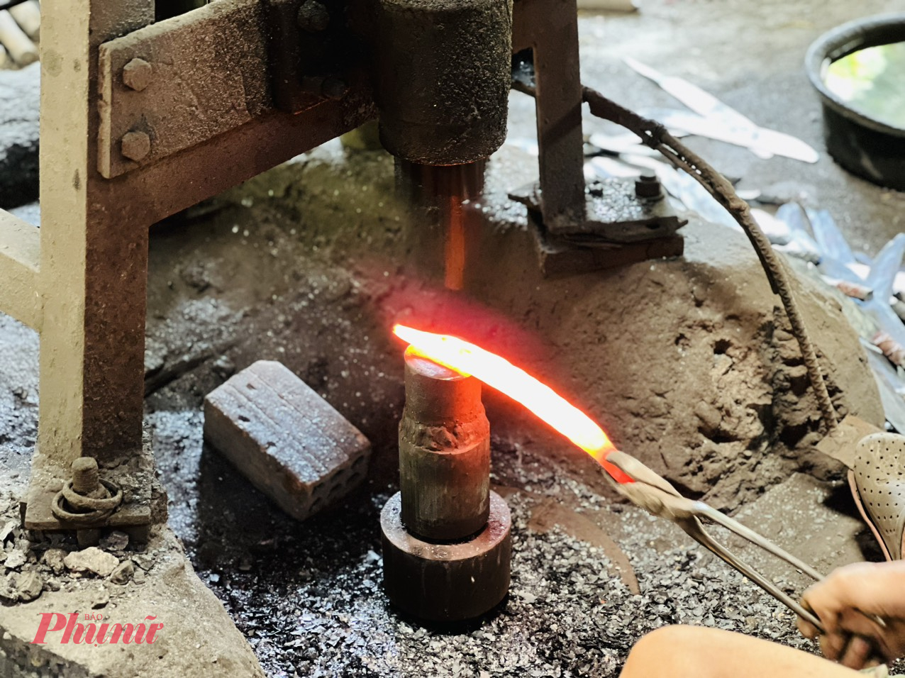 Sắt được cắt ra th&agrave;nh kh&uacute;c rồi c&aacute;n dẹp, gọi l&agrave; &ldquo;d&oacute;c&rdquo;, trải qua nhiều c&ocirc;ng đoạn mới ra th&agrave;nh phẩm để sử dụng. 