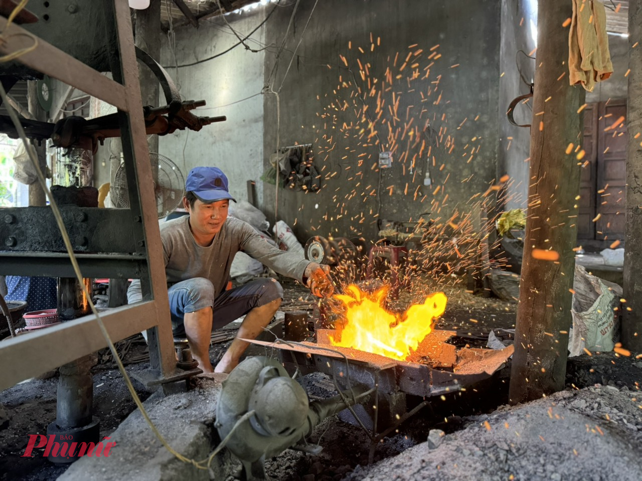 &ldquo;Những ng&agrave;y cận Tết l&agrave; khoảng thời gian bận rộn nhất, số lượng người đặt c&aacute;c loại dao để sử dụng tăng cao. V&igrave; vậy, h&agrave;ng ng&agrave;y những người l&agrave;m nghề ở đ&acirc;y đều phải bắt đầu c&ocirc;ng việc từ l&uacute;c 4 giờ s&aacute;ng, kết th&uacute;c khi trời tối muộn, thậm ch&iacute; c&oacute; nhiều hộ nhận h&agrave;ng nhiều phải l&agrave;m cả đ&ecirc;m&rdquo;, anh Th&acirc;n chia sẻ.