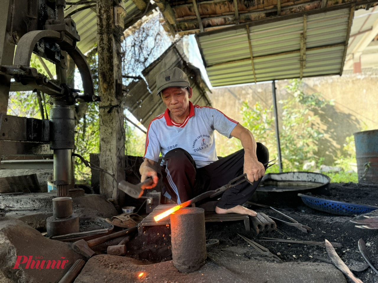 Từ 4 giờ s&aacute;ng, &ocirc;ng Nguyễn T&ograve;ng đ&atilde; đỏ lửa l&ograve; nung để sản xuất. Năm n&agrave;o cũng vậy, thời gian cận Tết Nguy&ecirc;n đ&aacute;n l&agrave; thời điểm tất bật với người thợ r&egrave;n ở Minh Kh&aacute;nh (x&atilde; Tịnh Minh, huyện Sơn Tịnh, tỉnh Quảng Ng&atilde;i) bởi nhu cầu đặt h&agrave;ng tăng cao.