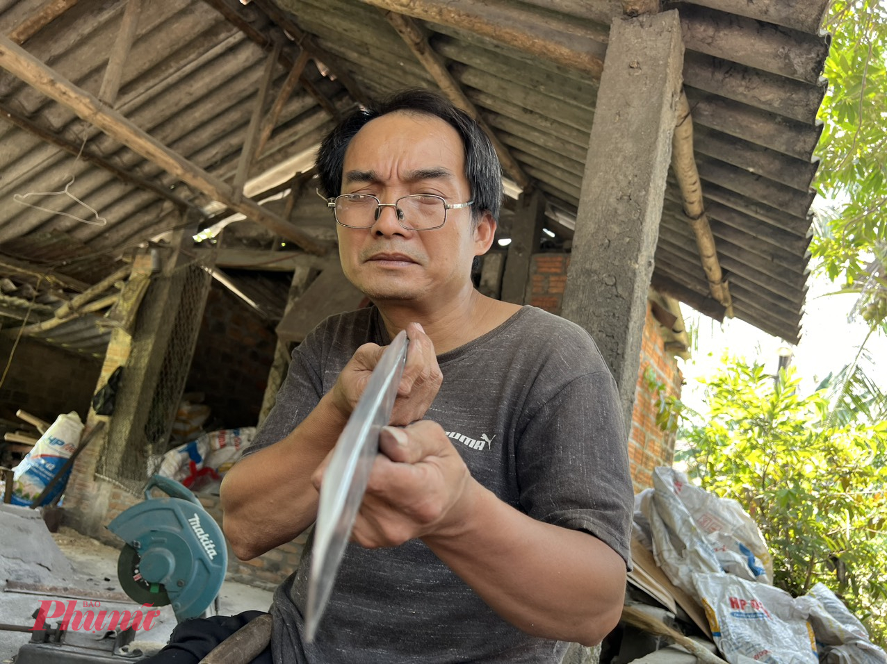 Trung b&igrave;nh mỗi ng&agrave;y người thợ c&oacute; thể l&agrave;m ra được 30-35 chiếc dao, rựa.