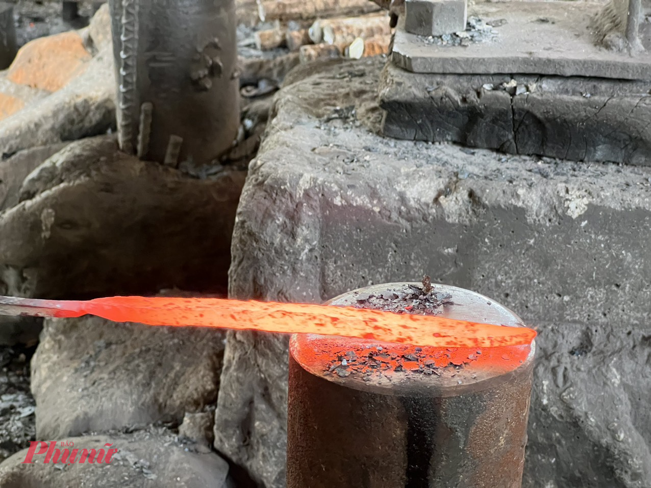 Đồng thời, cần phải c&oacute; kỹ năng cao hơn l&agrave; phải biết &ldquo;căn&rdquo; nhiệt độ nhằm x&aacute;c định thời gian t&ocirc;i trong bễ l&agrave; bao l&acirc;u để đưa ra sản phẩm đạt chất lượng.