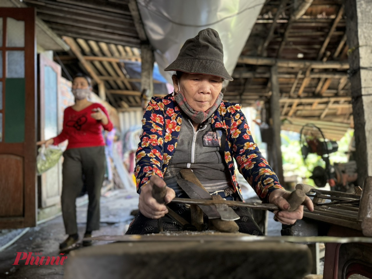 Mỗi năm l&agrave;ng r&egrave;n Minh Kh&aacute;nh sản xuất ra khoảng hơn 200.000 sản phẩm, chủ yếu l&agrave; rựa, liềm, dao, xẻng, cuốc, b&uacute;a... Sản phẩm kim kh&iacute; ở đ&acirc;y c&oacute; n&eacute;t ri&ecirc;ng, sắc sảo khiến người d&ugrave;ng ưa th&iacute;ch, kh&ocirc;ng chỉ ti&ecirc;u thụ trong tỉnh m&agrave; c&ograve;n được xuất đi c&aacute;c tỉnh ph&iacute;a Nam v&agrave; T&acirc;y Nguy&ecirc;n.