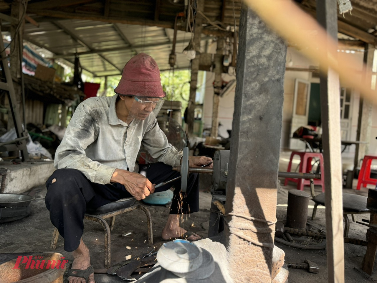 Thợ r&egrave;n Nhan Văn Th&acirc;n cho hay, so với nhiều nghề kh&aacute;c th&igrave; nghề n&agrave;y vất vả hơn v&agrave; mất nhiều thời gian. Người l&agrave;m nghề phải c&oacute; sức khỏe dẻo dai v&agrave; chịu được c&aacute;i n&oacute;ng của lửa, bụi bặm của kh&oacute;i.