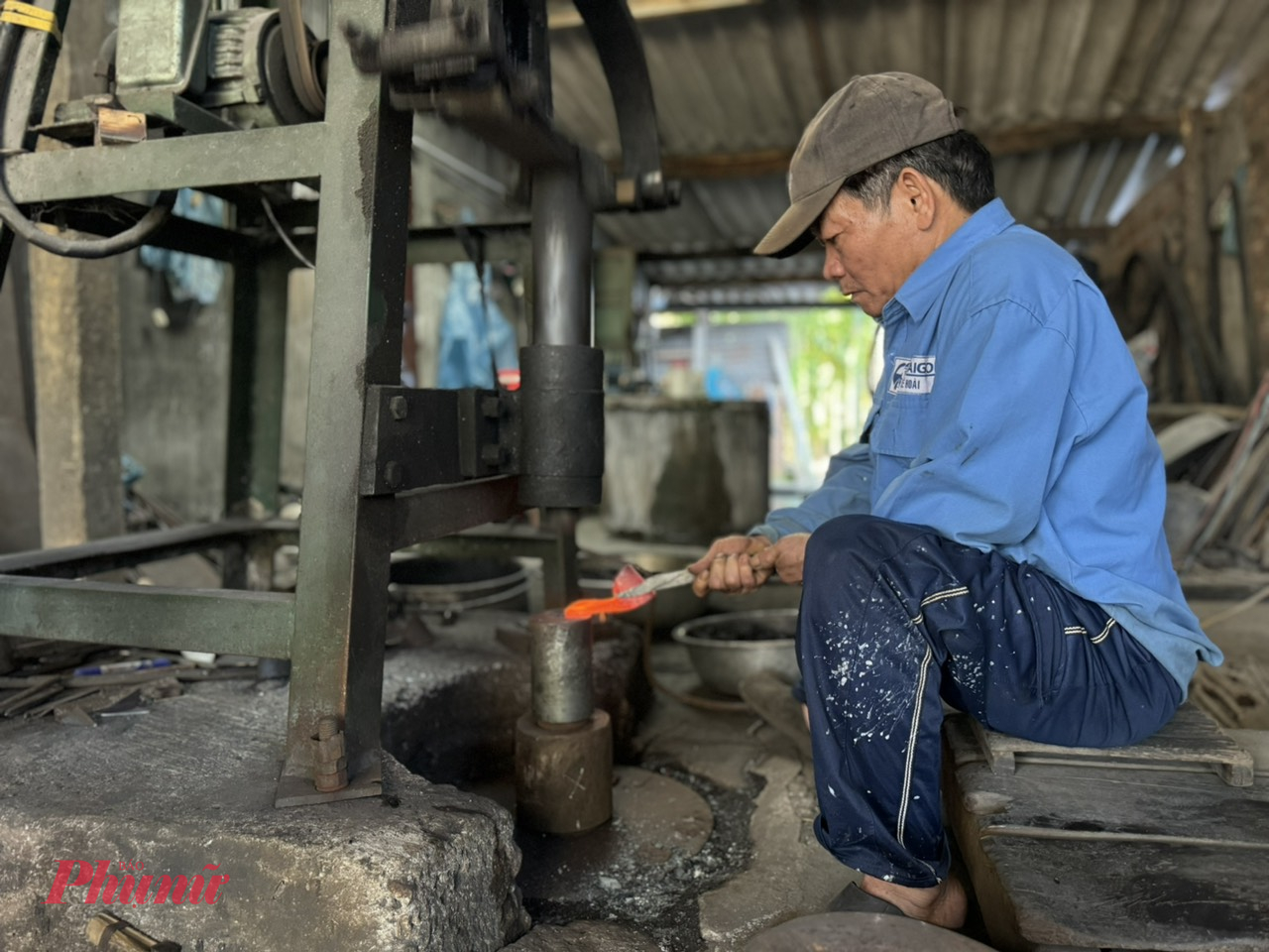 Những năm trở lại đ&acirc;y, hầu hết người d&acirc;n l&agrave;ng r&egrave;n Minh Kh&aacute;nh chuyển dần từ l&agrave;m thủ c&ocirc;ng sang m&aacute;y m&oacute;c. Những chiếc m&aacute;y dập th&eacute;p, m&aacute;y m&agrave;i, m&aacute;y cắt... được đầu tư tạo năng suất cao hơn nhiều n&ecirc;n được sử dụng phổ biến.