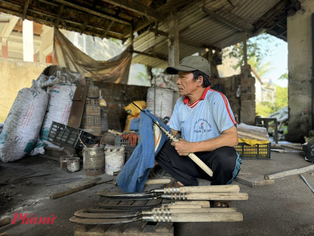 Năm nay 66 tuổi, &ocirc;ng T&ograve;ng l&agrave; đời thứ 3 trong gia đ&igrave;nh c&oacute; truyền thống l&agrave;m nghề r&egrave;n. Theo &ocirc;ng, kh&ocirc;ng ai biết ch&iacute;nh x&aacute;c l&agrave;ng r&egrave;n nơi đ&acirc;y c&oacute; từ bao giờ, chỉ biết cụ tổ nghề c&oacute; gốc g&aacute;c ph&iacute;a Bắc v&agrave; c&oacute; t&ecirc;n l&agrave; Đinh Khắc Nhơn. Hơn 300 năm trước, cụ tổ c&ugrave;ng gia đ&igrave;nh di cư v&agrave;o Nam v&agrave; chọn mảnh đất s&aacute;t b&ecirc;n bờ s&ocirc;ng Tr&agrave; Kh&uacute;c để khai hoang, lập nghề, lập l&agrave;ng. Kể từ đ&oacute;, những l&ograve; r&egrave;n lu&ocirc;n đỏ lửa tr&ecirc;n mảnh đất n&agrave;y.