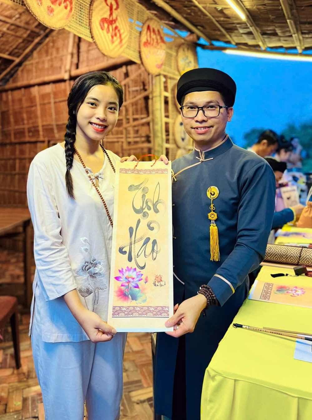 Thầy đồ Cung Trường trong một lần cho chữ - Ảnh do nh&acirc;n vật cung cấp